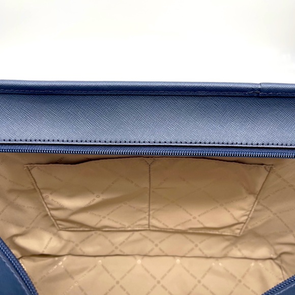 Michael Kors LG Shania Tote & Double Zip W… - Picture 9 of 16